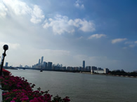 贾玲成功减了100斤，官宣电影《热辣滚烫》定档大年初一